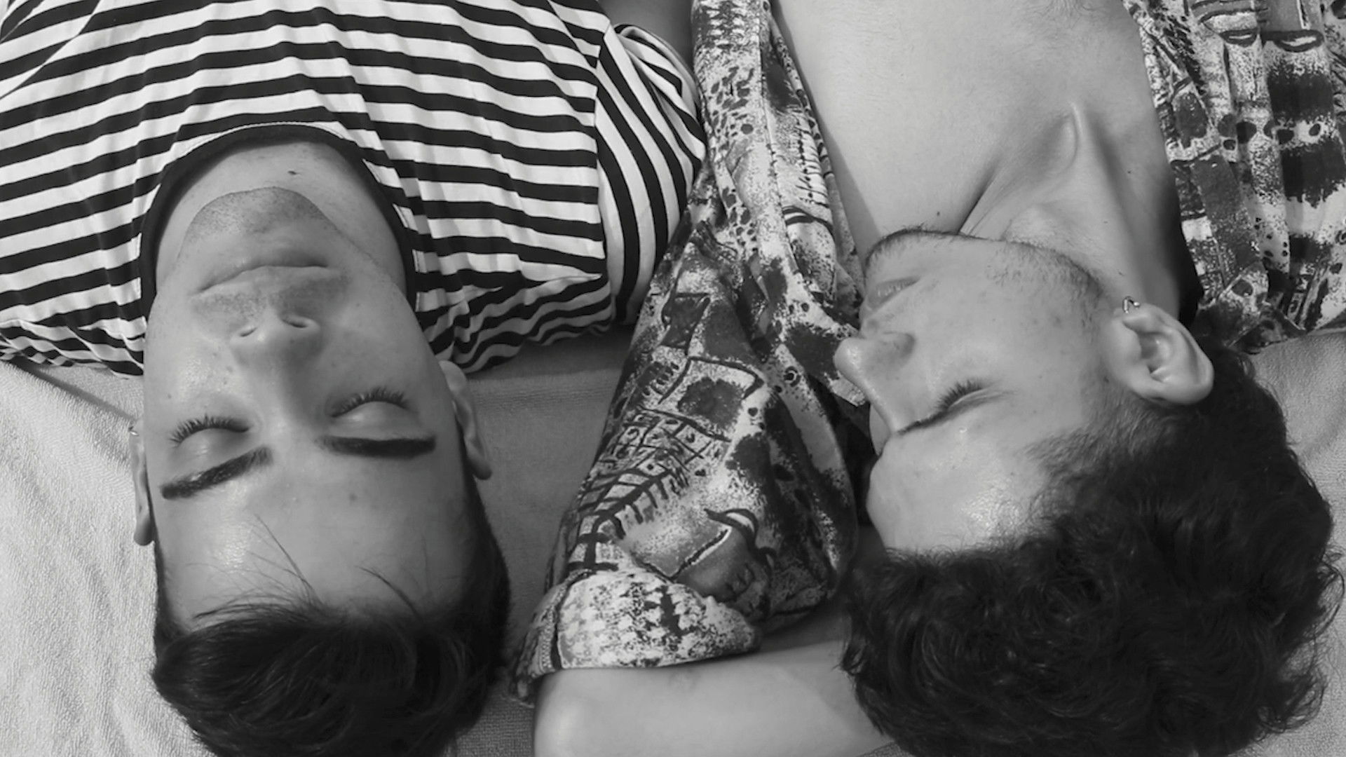 Dos Chicos Frente al Mar